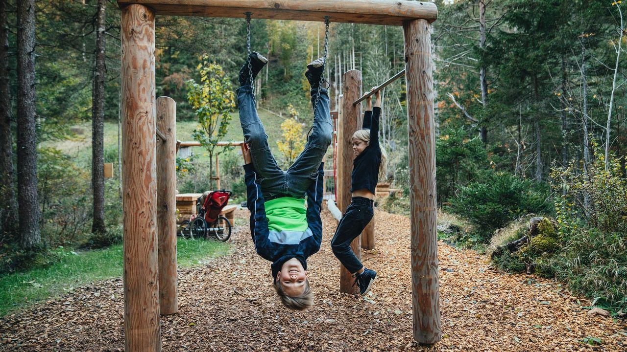 Spielplatz mitten in der Natur Spielplatz mitten in der Natur